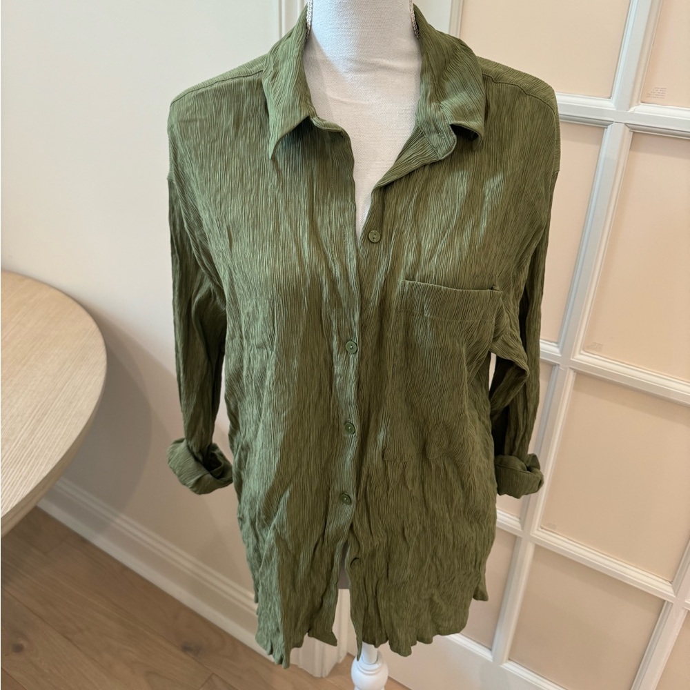 Abercrombie and fitch women’s oversized crinkle rayon button down, Size Large